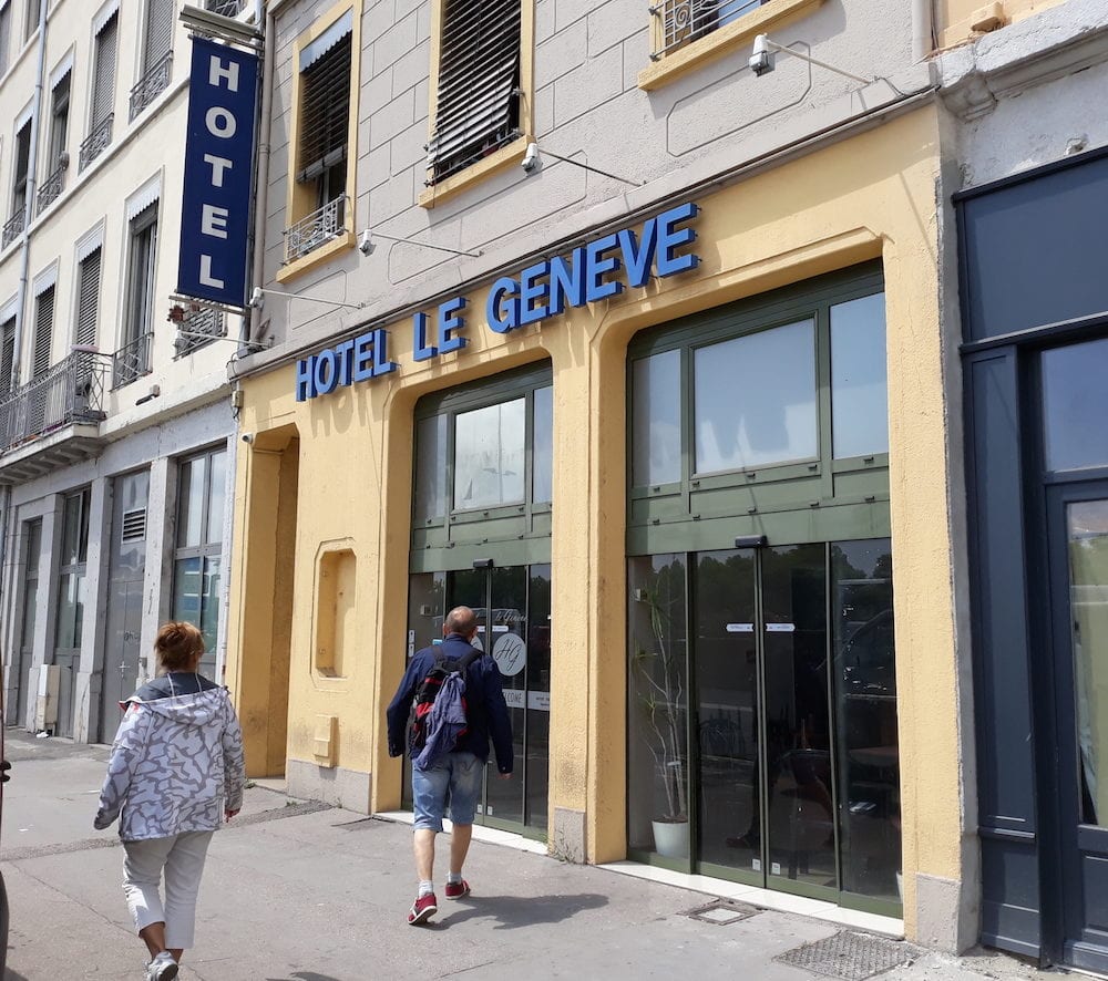 Hôtel "Le Genève" quai Perrache à Lyon. Des familles ont été hébergées dans cet hôtel par la préfecture du Rhône, dans le cadre du plan froid. ©LB/Rue89Lyon
