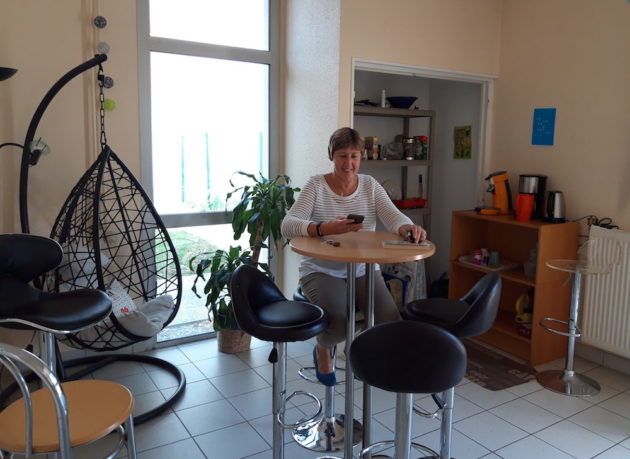 Fabienne Anselin, dans l'espace de coworking, La Coworquie à Mornant. ©LB/Rue89Lyon