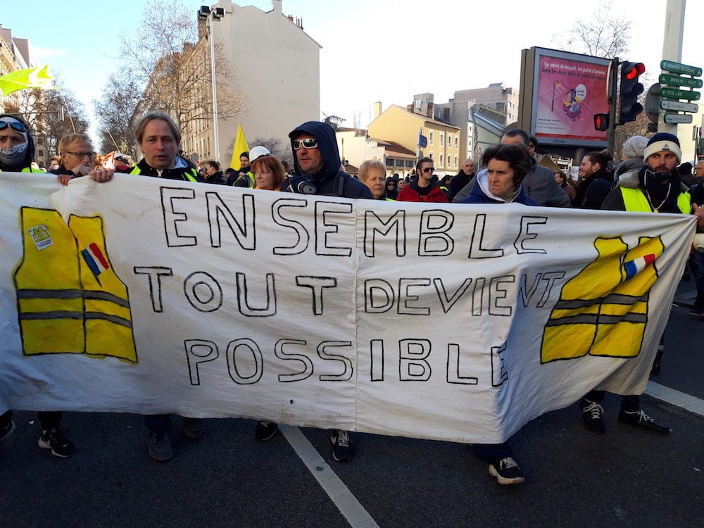 Des "gilets jaunes" de l'Ain en tête du cortège de tête le 9 janvier, lors d'une des manifs contre la réforme des retraites à Lyon