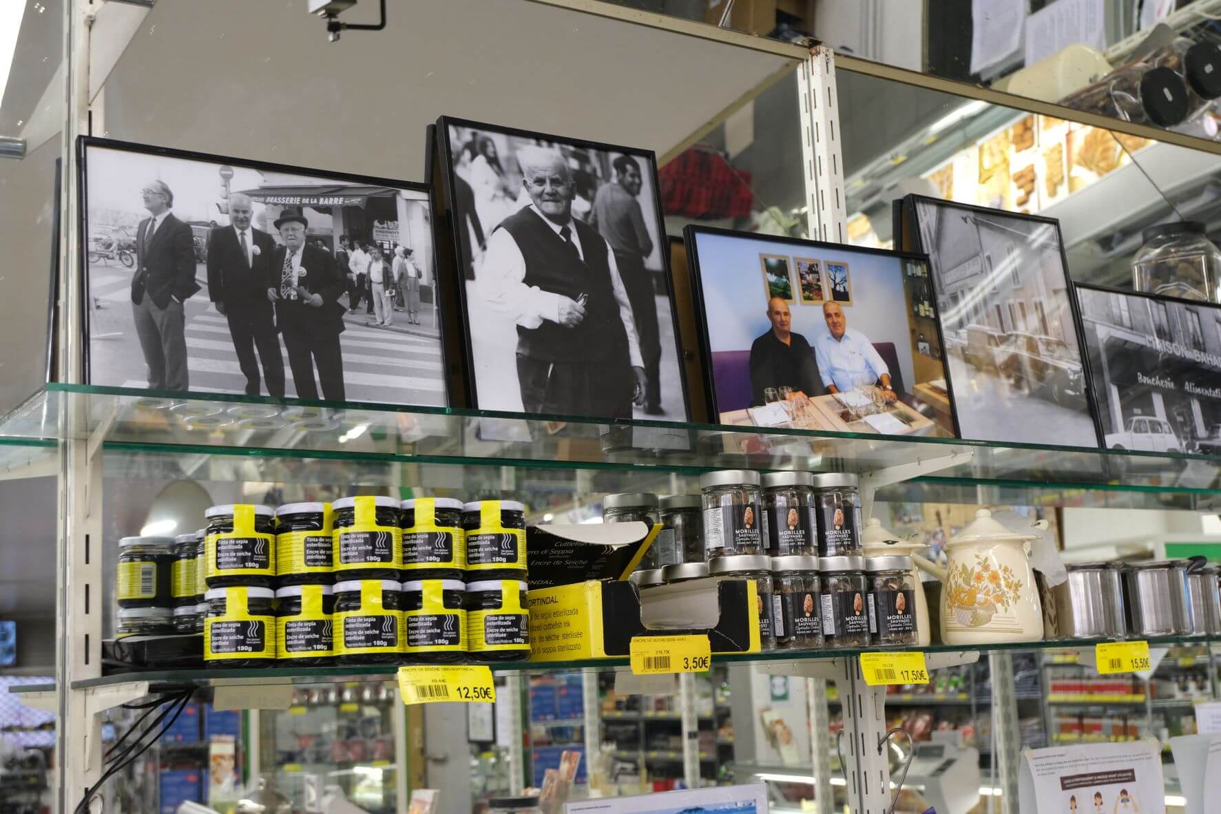 À la Guillotière, au dessus des étals de l'échoppe Bahadourian, des photos de son histoire. ©LS/Rue89Lyon