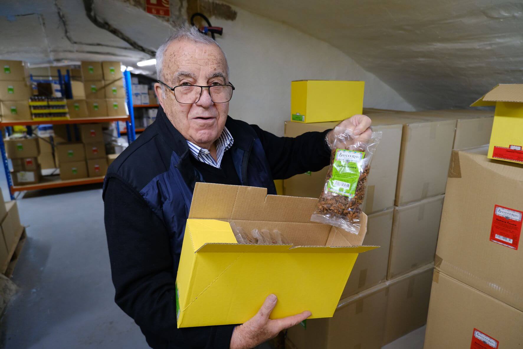 Armand Bahadourian dans les caves du magasin historique, à la Guillotière. ©LS/Rue89Lyon