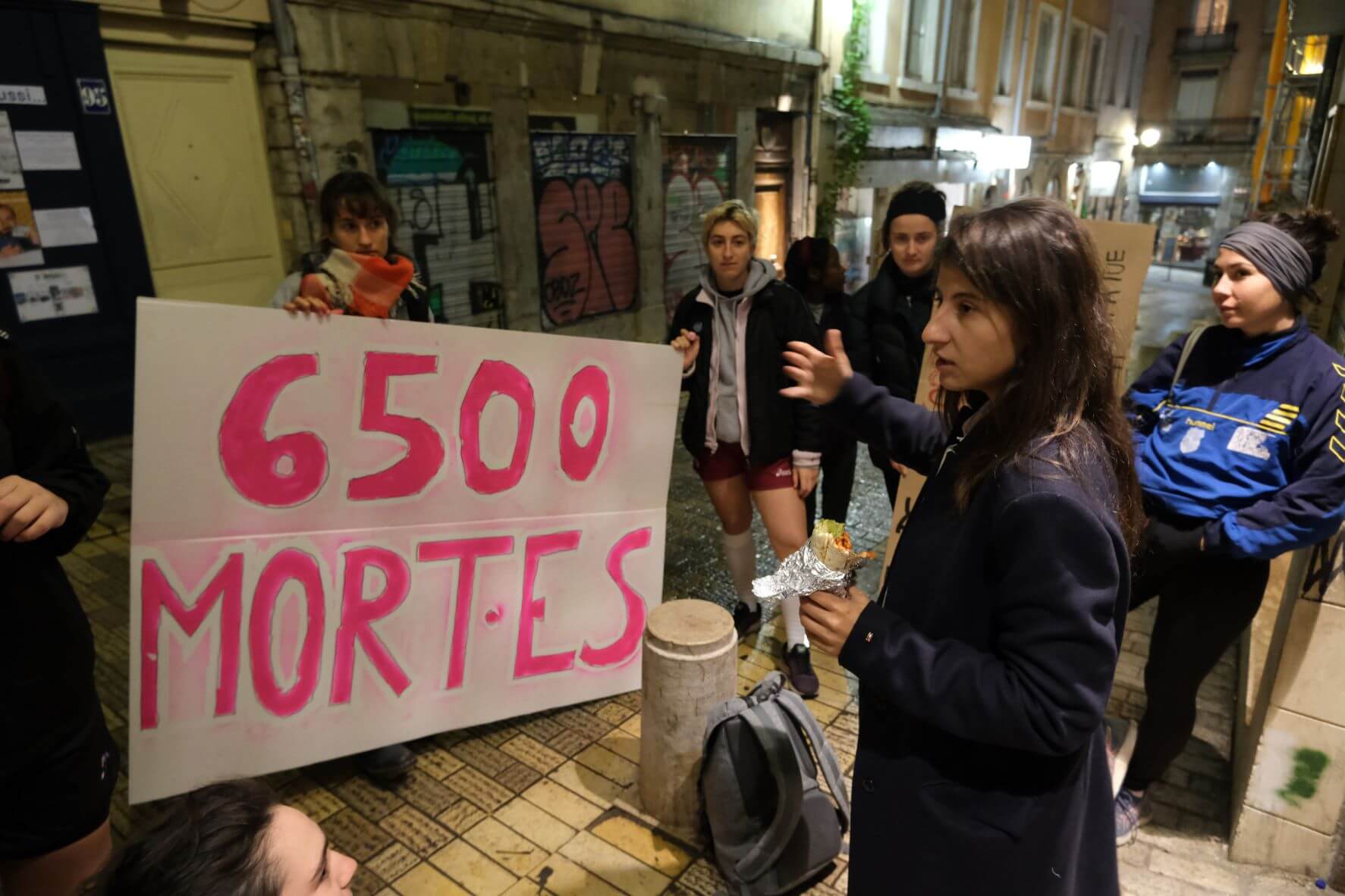 À Lyon, Anissa donne les consignes avant de partir pour le match de foot contre la coupe du monde au Qatar place des Terreaux. ©LS/Rue89Lyon