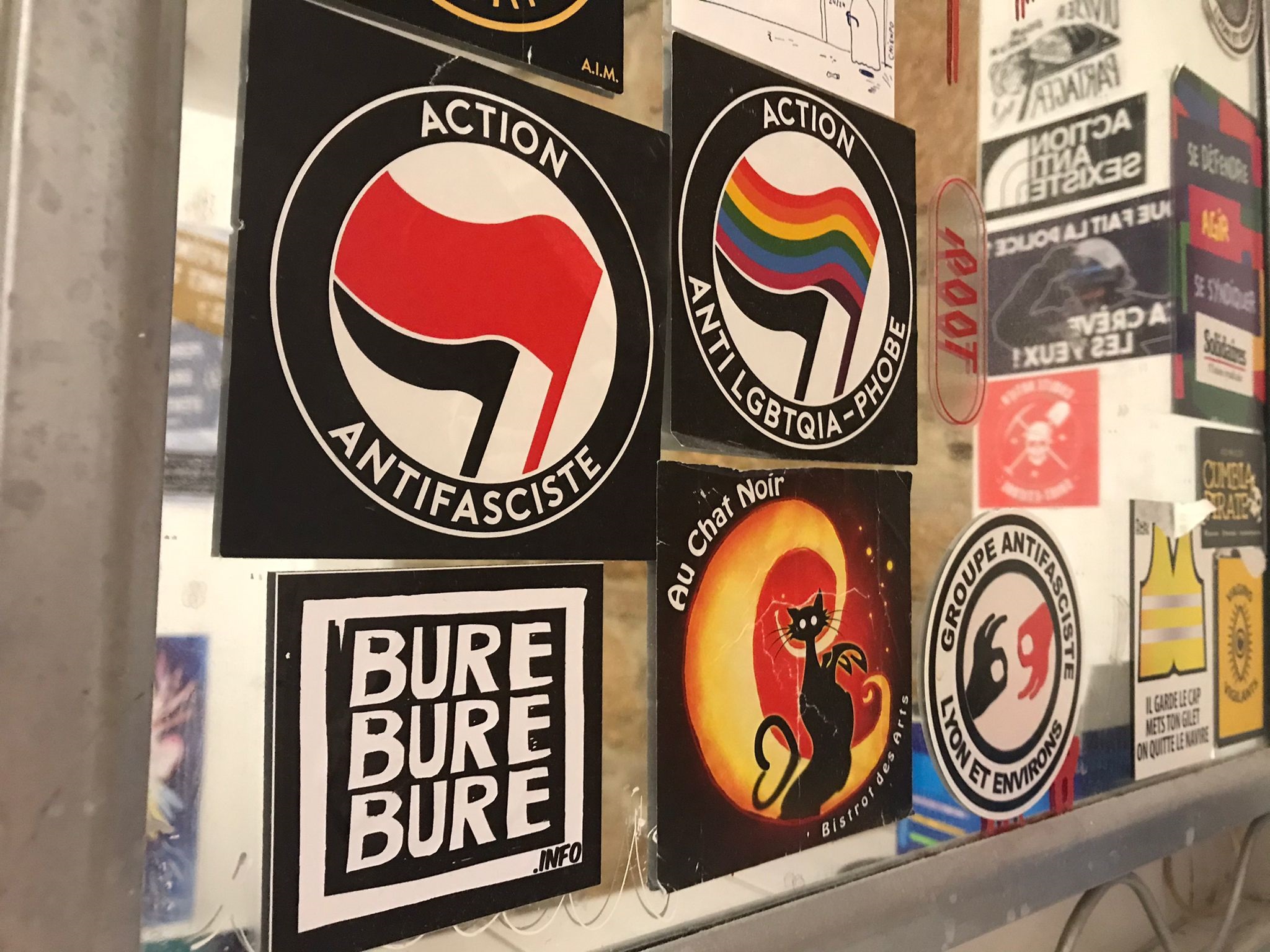 Sticker antifasciste à la Guillotière, dans le 7e arrondissement de Lyon. ©OM/Rue89Lyon