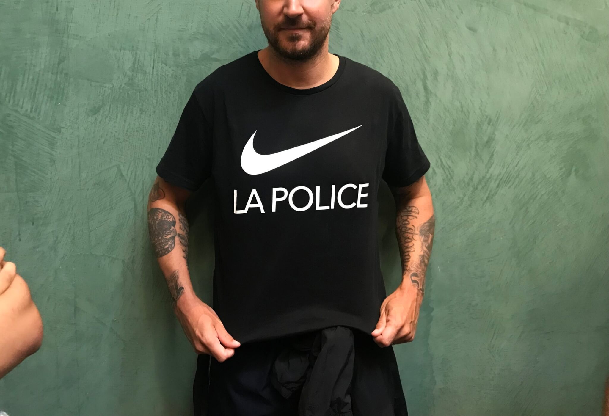 « Nike la police » : un militant antifa lyonnais en procès pour un t-shirt