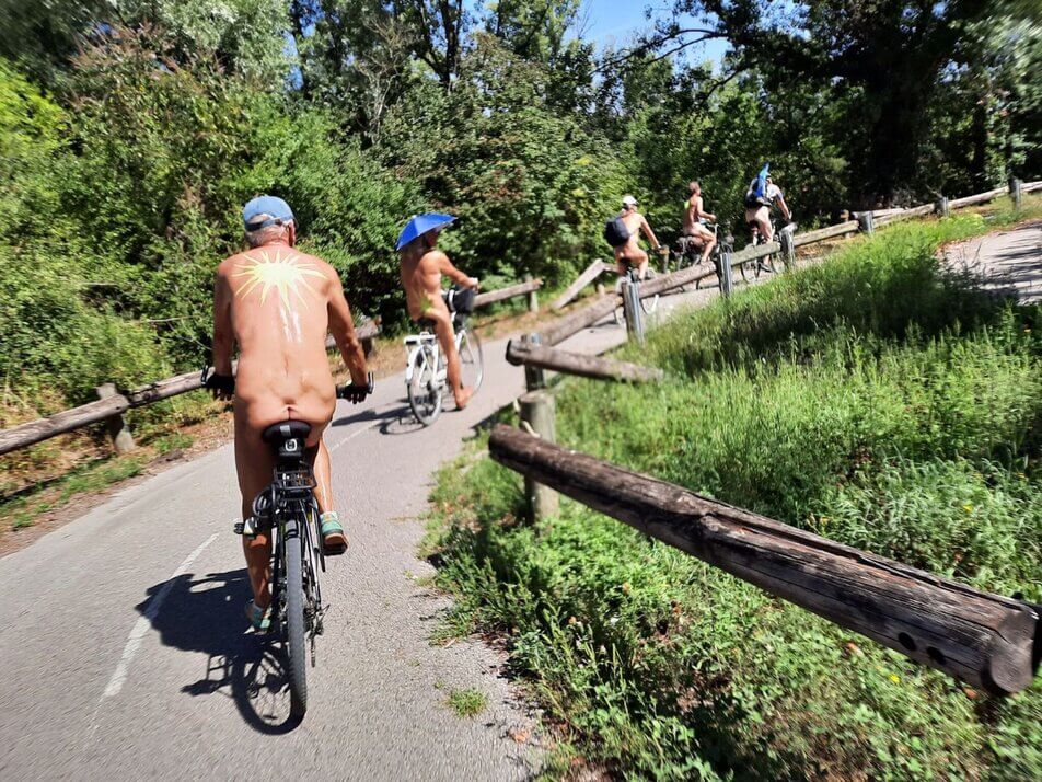 Une manifestation de cyclistes naturistes à Lyon, le 19 août 2023. ©LeMouvementNaturiste