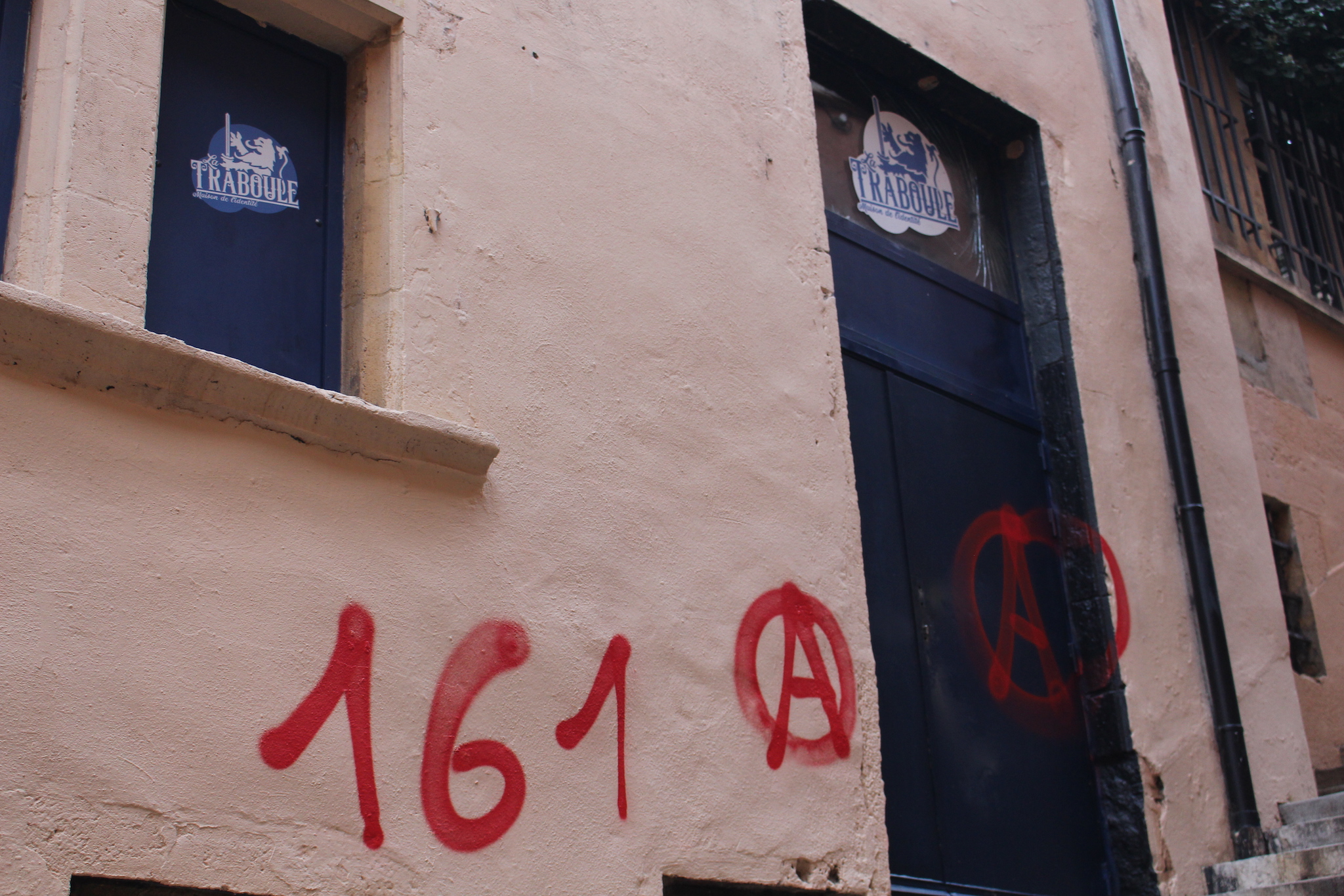 Les locaux du bar d'extrême-droite La Traboule, dans le Vieux-Lyon. ©ED/Rue89Lyon