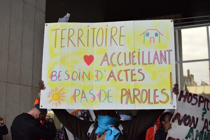 A l'occasion du deuxième jour de conseil métropolitain, ce mardi 12 mars, une soixantaine de mineurs isolés, vivant sous les tentes du square Béguin (7e), ont manifesté devant le siège de la collectivité.