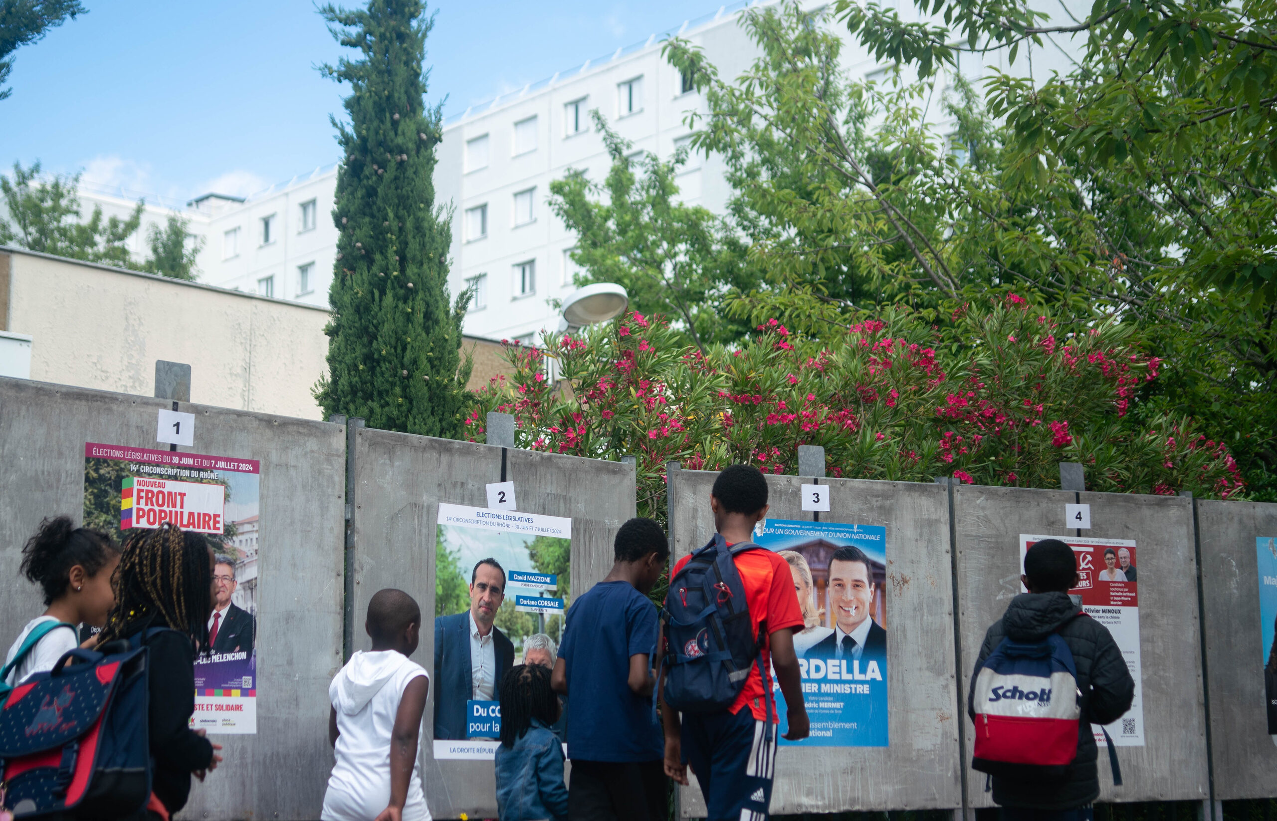 Devant le groupe scolaire Louis Pergaud à Vénissieux, des affiches électorales sont placardées pour les élections législatives 2024 dans le Rhône ©JR/Rue89Lyon.
