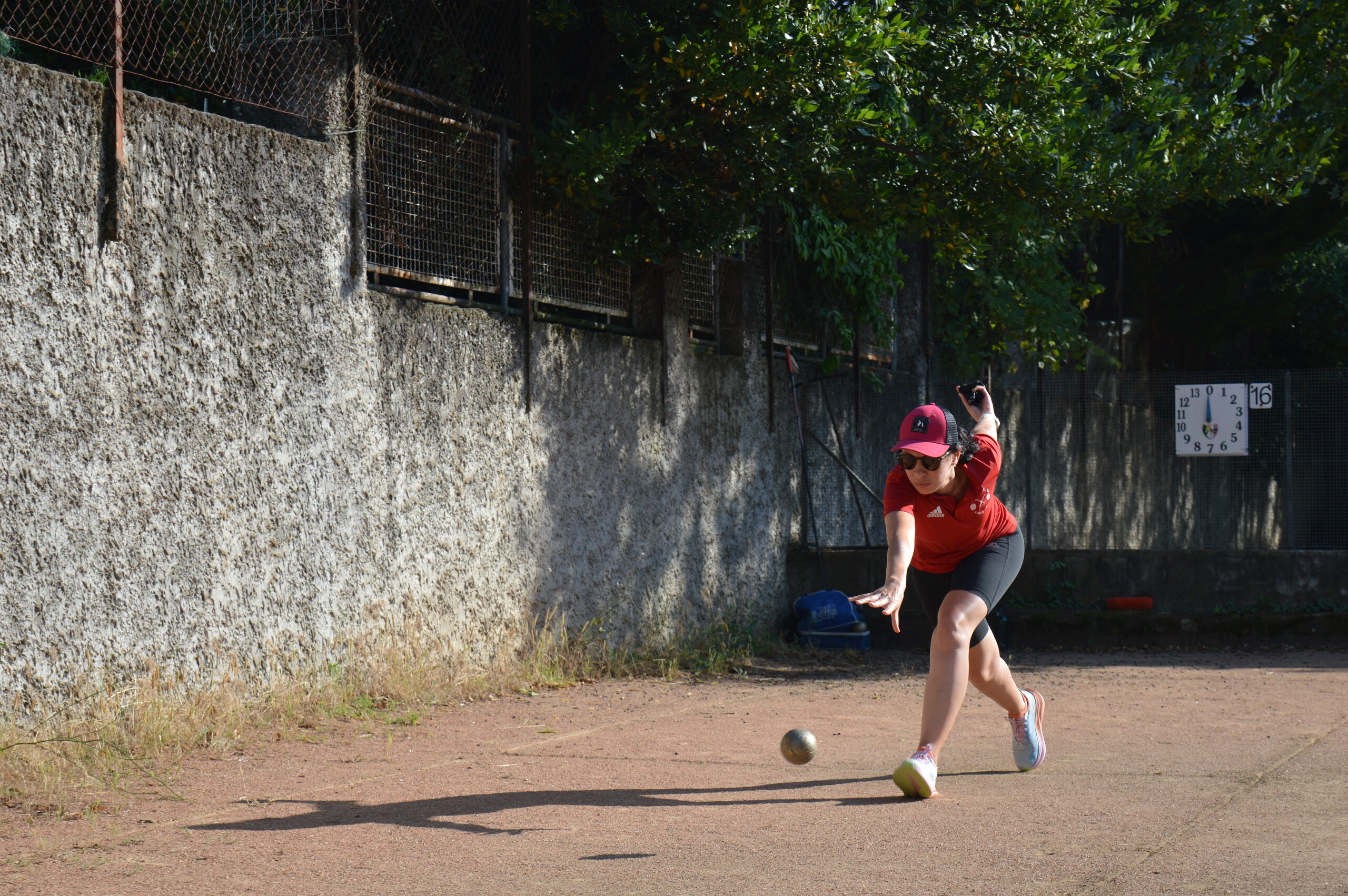 Le sport-boules est le pendant sportif de la boule lyonnaise. Ici, une joueuse de l'équipe féminine de l'ALBEU, club de Lyon 9e, s'entraine pour le 96e championnat de France sport-boules.