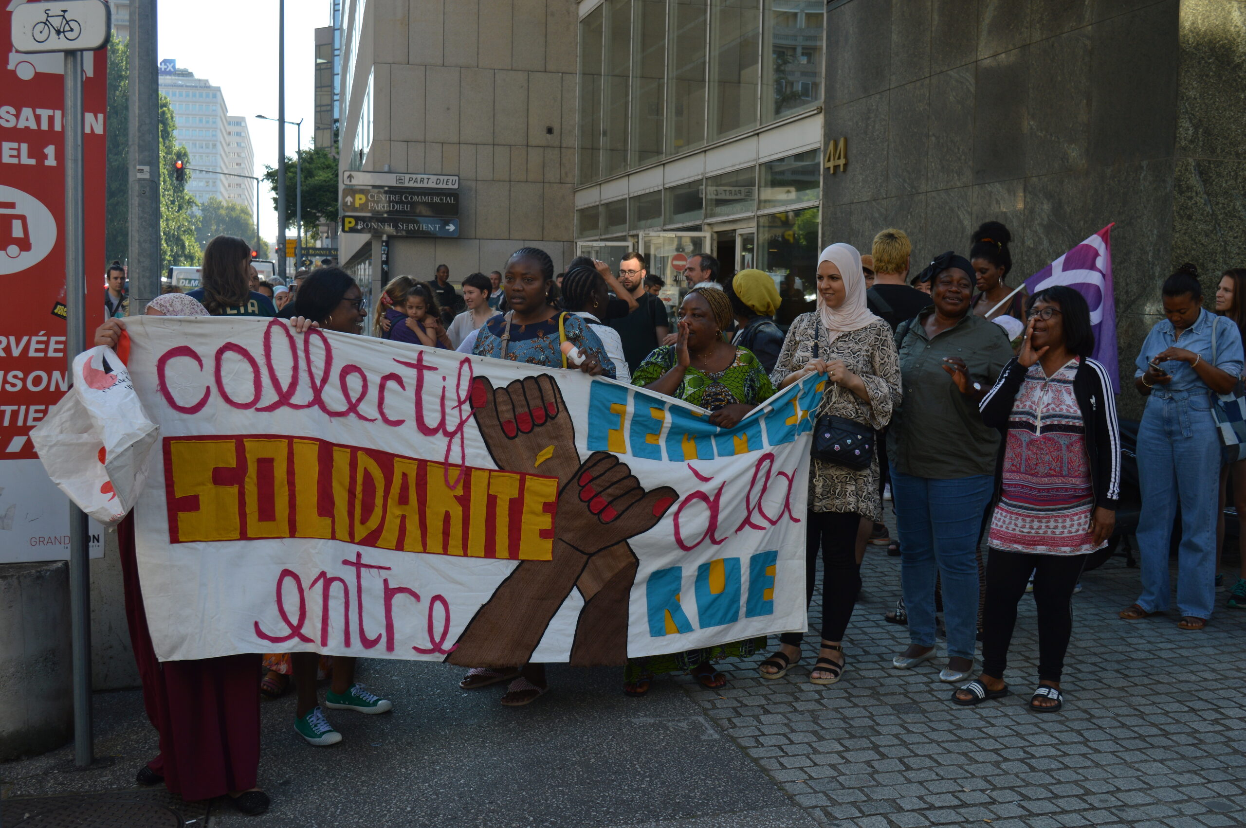 Le tribunal judiciaire de Lyon a accordé le renvoi au 23 août du dossier relatif à l’occupation d’un bâtiment quai Arloing (Lyon 9e) par le collectif Solidarité entre les femmes à la rue.