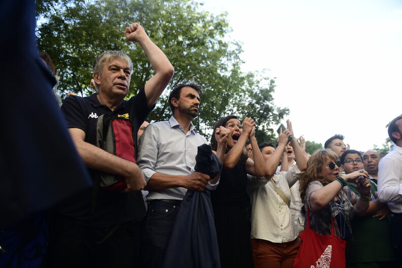 Grégory Doucet et Anaïs Belouassa-Cherifi laissent exploser leur joie à l'annonce des premiers résultats du second tour des législatives, qui ont placé le Nouveau Front populaire en tête. ©Houcine Haddouche/Rue89Lyon