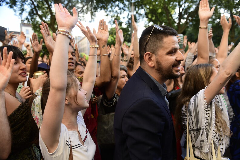 Les militants du Nouveau Front populaire scandent "siamo tutti antifascisti" (nous sommes tous antifascistes, ndlr) après l'annonce des premiers résultats. ©Houcine Haddouche/Rue89Lyon