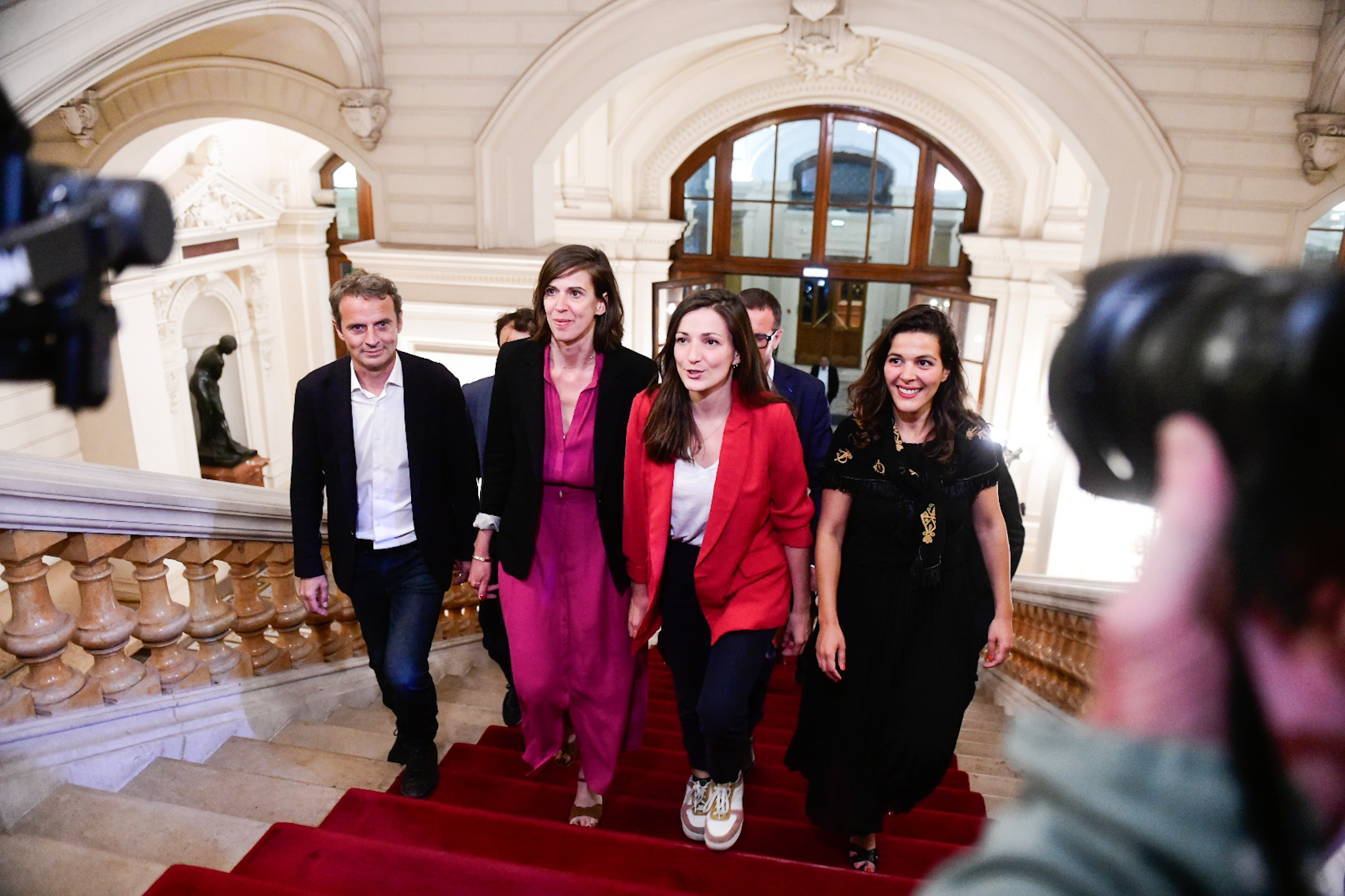 Les quatre candidats de l'union de la gauche dans les circonscriptions de Lyon arrivent victorieux à la préfecture du Rhône. ©Houcine Haddouche/Rue89Lyon