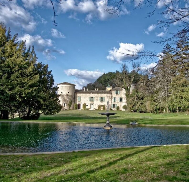 Le château de Vachères, à Montclar-sur-Gervanne (26), accueillera la 4e édition du Château Floor Festival, les 13 et 14 septembre 2024.