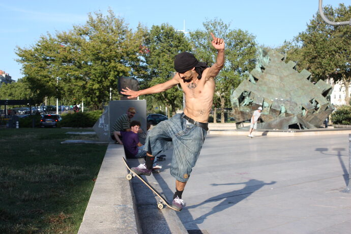 Les bancs qui entourent la place Louis Pradel servent aussi aux skateurs. ©MA/Rue89Lyon