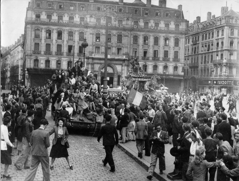 Scène de liesse sur la place des Terreaux pour la Libération de Lyon, le 3 septembre 1944 @ArchiveNARA