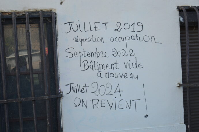 Le bâtiment du quai Arloing (Lyon 9e) a déjà été investi en juillet 2019 par un groupe de personnes sans-papiers avant d’être évacué en septembre 2022. Depuis le 19 juillet 2024, ce sont 80 femmes du collectif Solidarité entre femmes à la rue qui le squat.