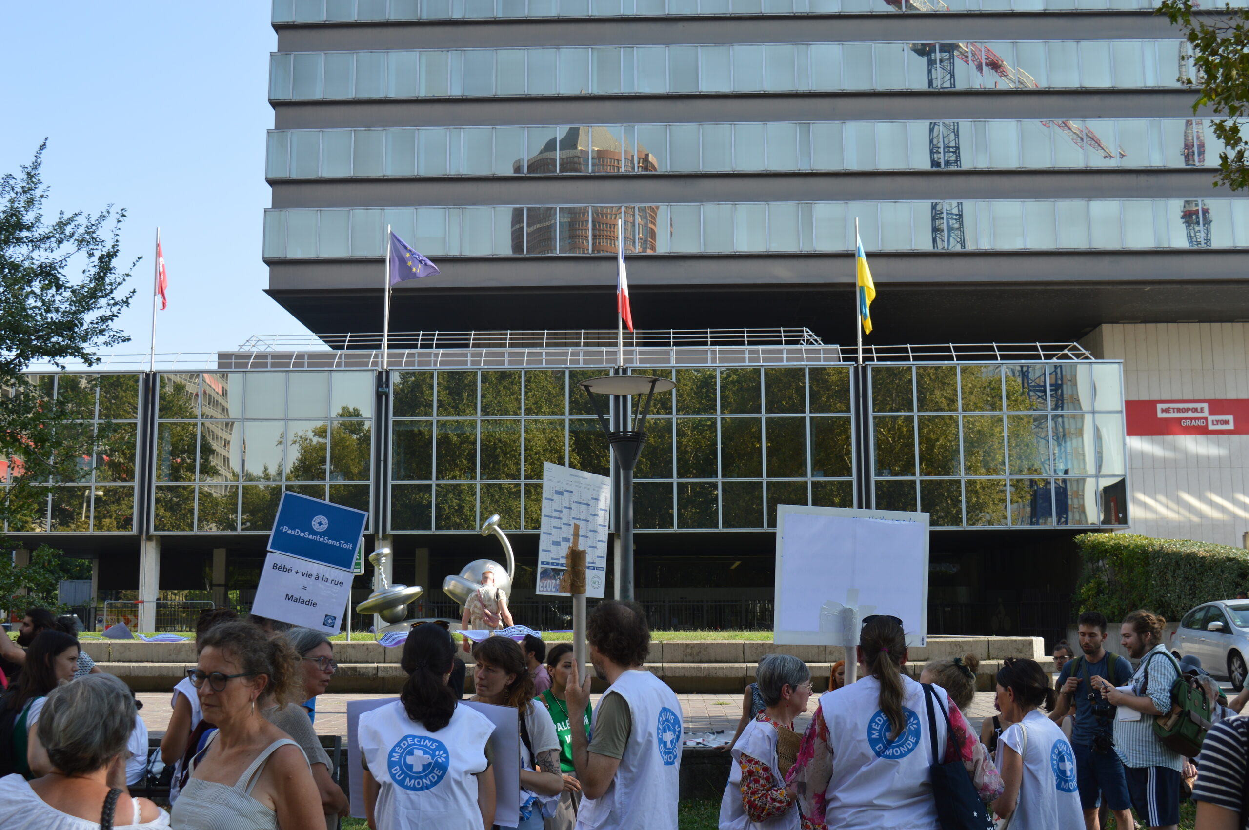 Face à la Métropole de Lyon (Lyon 3e), les travailleurs sociaux dénoncent le désengagement de la collectivité pour la protection de l’enfance lors d’une manifestation mercredi 31 juillet.