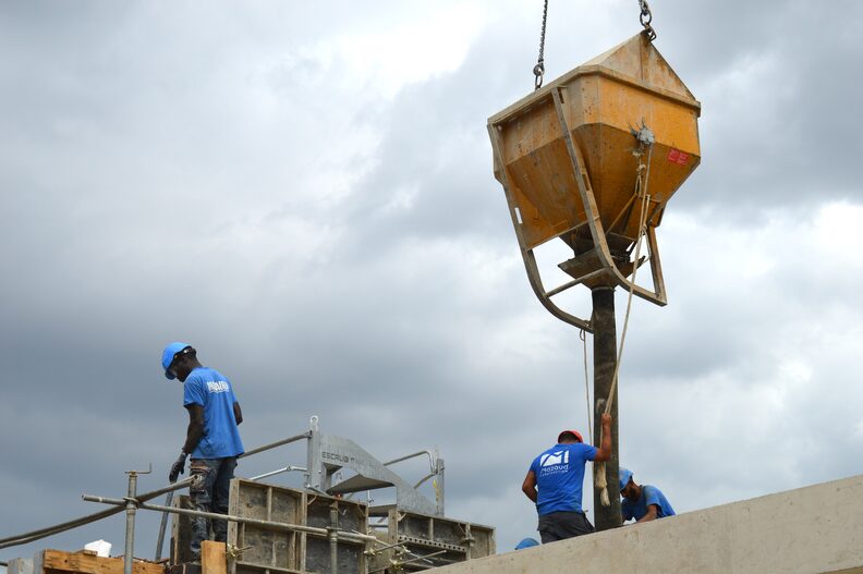 À Vénissieux, sur le chantier de L’Archipel, certaines équipes du groupe Mazaud ont travaillé en journées continues (6 h 30 - 15 h) pendant la canicule du 29 juillet au 2 août.