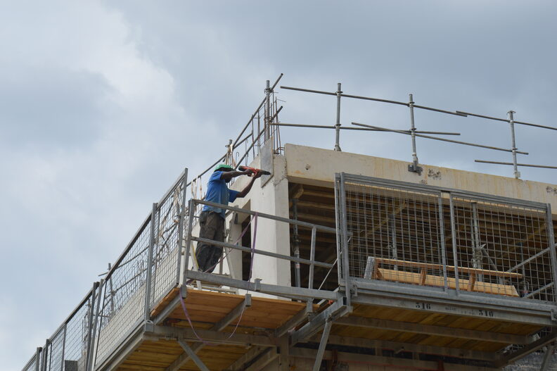 Sur le chantier de L’Archipel, à Vénissieux, la plupart des ouvriers ont travaillé en plein soleil pour avancer le gros œuvre durant l’épisode caniculaire.