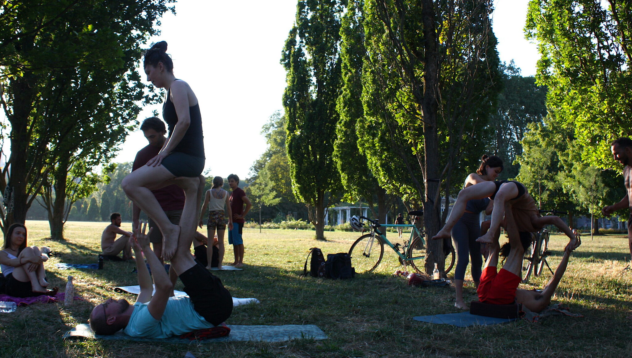 Presque chaque soir de la semaine, lors des beaux jours, le parc de la Tête d'or devient un lieu de pratique de l'acroyoga. ©MA/Rue89Lyon