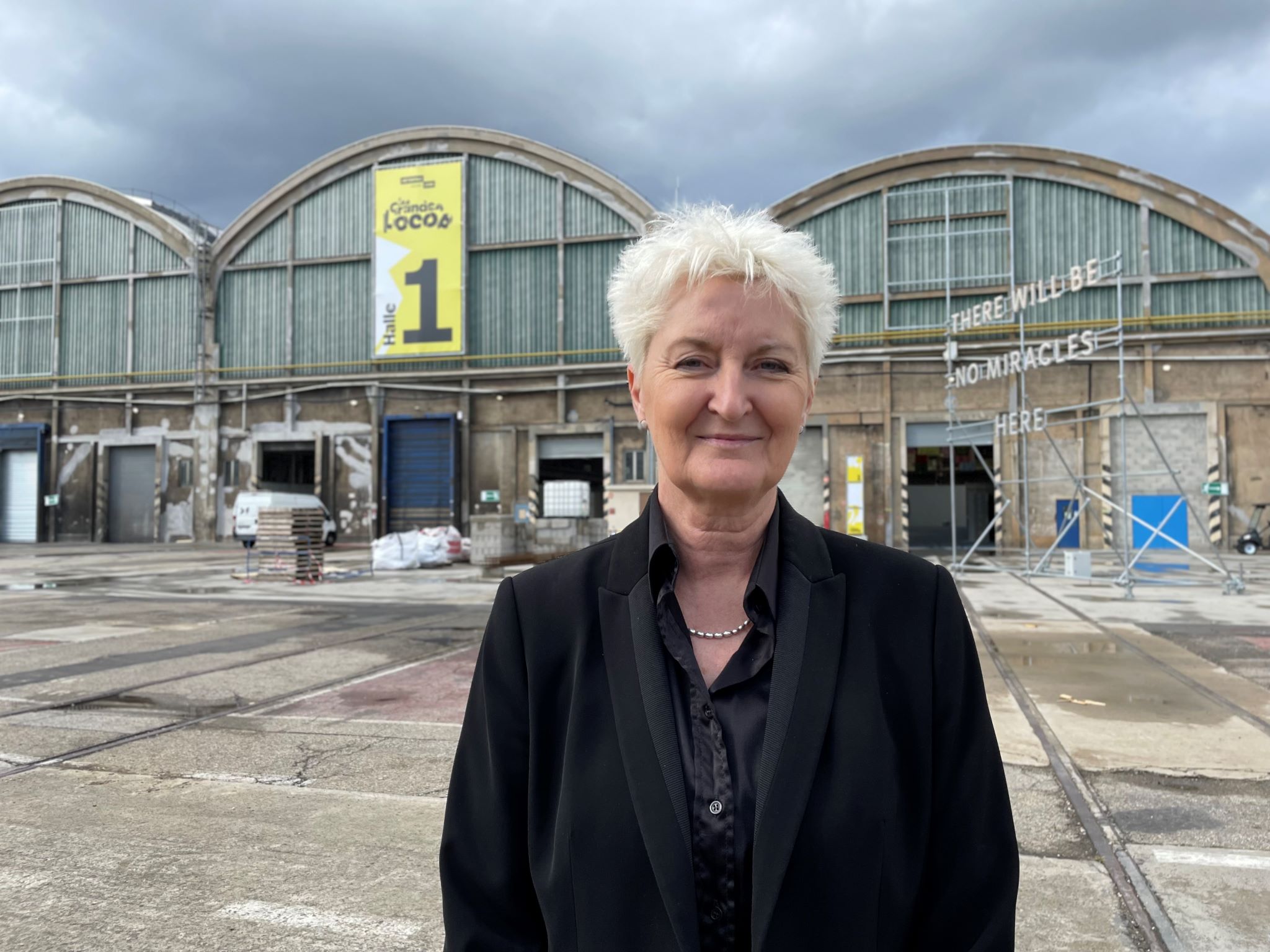 Isabelle Bertolotti, directrice artistique de la Biennale d'art contemporain de Lyon, devant la Halle 1 des Grandes Locos. ©Marie Allenou/Rue89Lyon