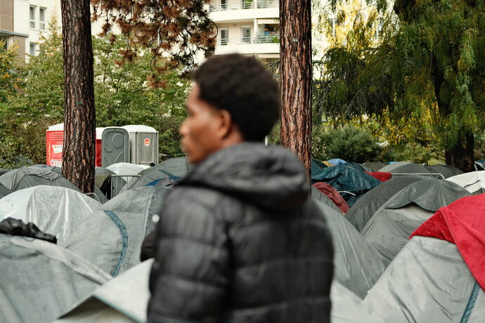 Les jeunes migrants qui vivent au square du Béguin subissent les intempéries depuis plusieurs semaines. ©Adrien Giraud/Rue89Lyon