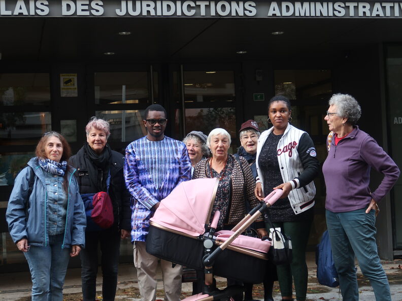 Des membres du Réseau Education Sans Frontières (RESF) se sont rassemblées devant le tribunal administratif de Lyon en soutien à Mamadou et sa famille, vendredi 11 octobre 2024.