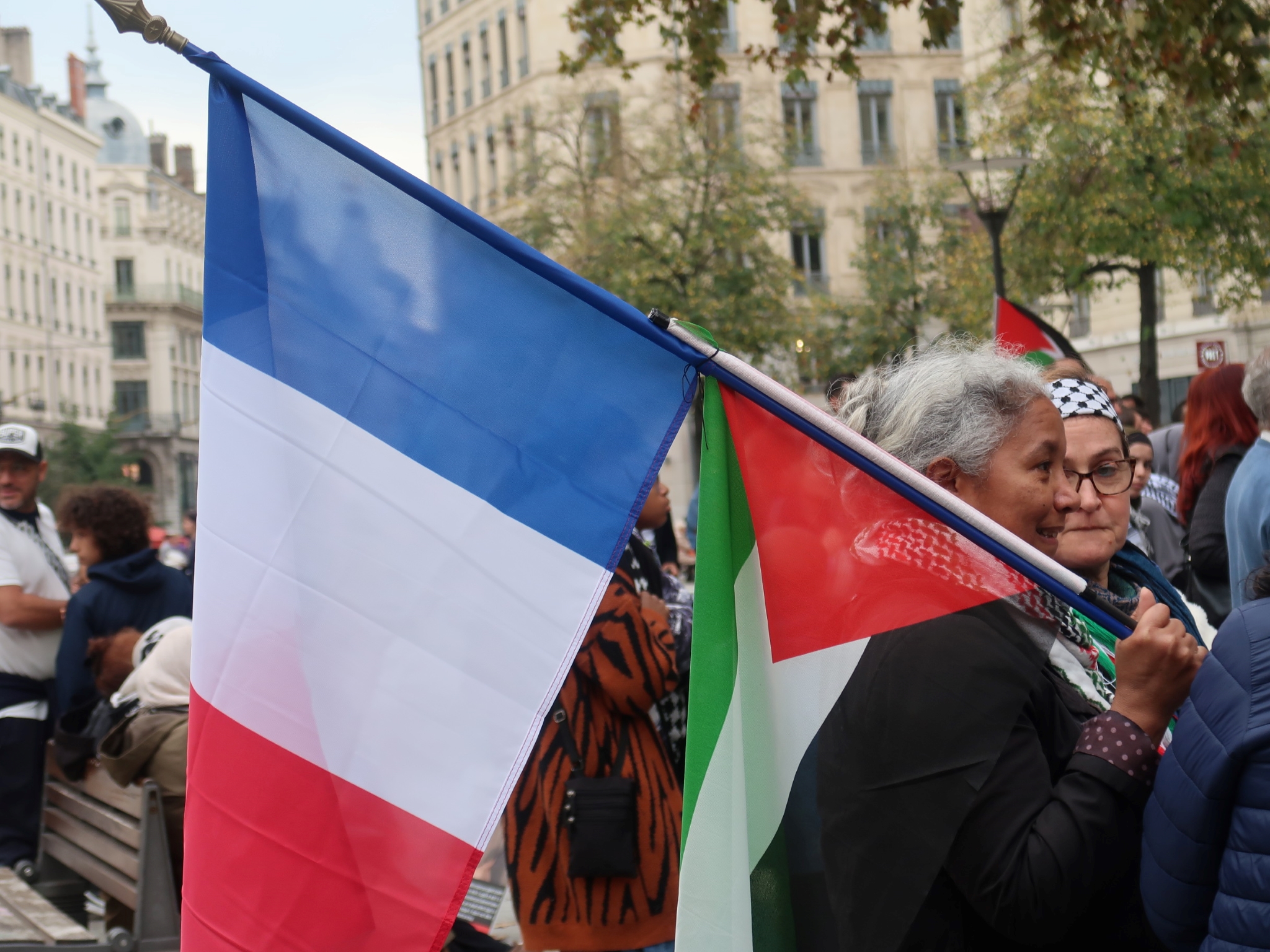 Des manifestants rassemblés sur la place de la République, samedi 26 octobre, pour protester contre les crimes commis par Israël en Palestine et au Liban.