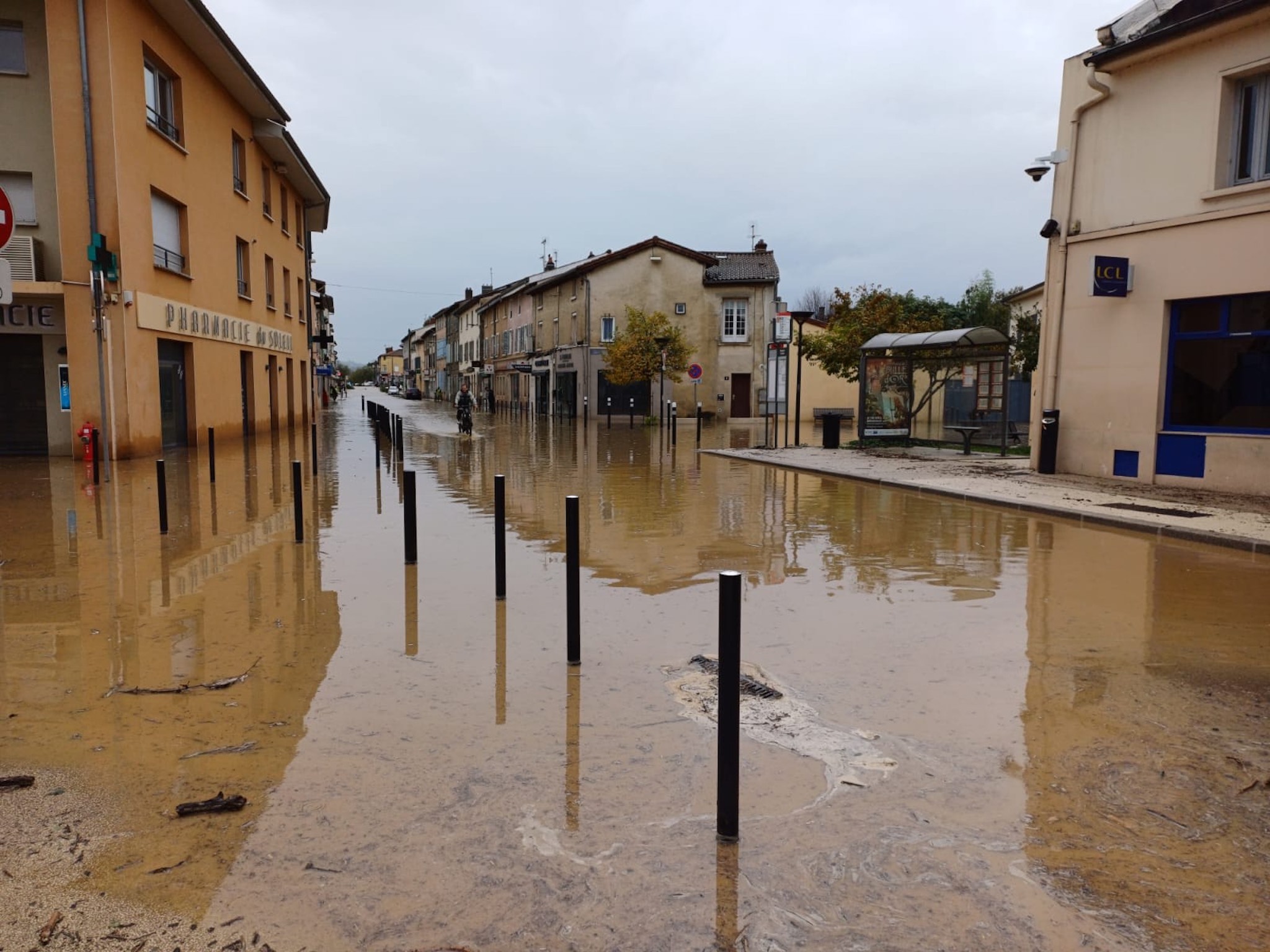 Suites aux inondations qui ont touché le sud de Lyon, la rue du général de Gaulle à Brignais s'est retrouvée sous les eaux, jeudi 17 octobre 2024. ©DR/Clara Bruyas