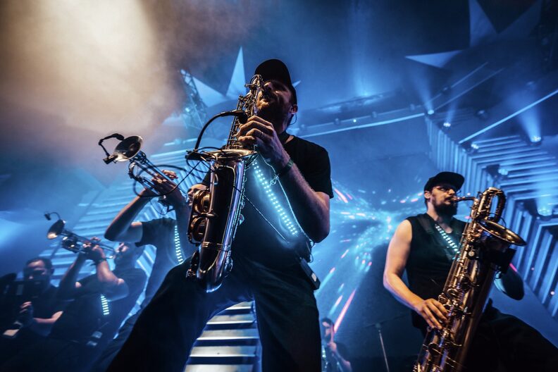 Parmi nos sorties à Lyon du mois de novembre : la fanfare LGMX au Marché Gare