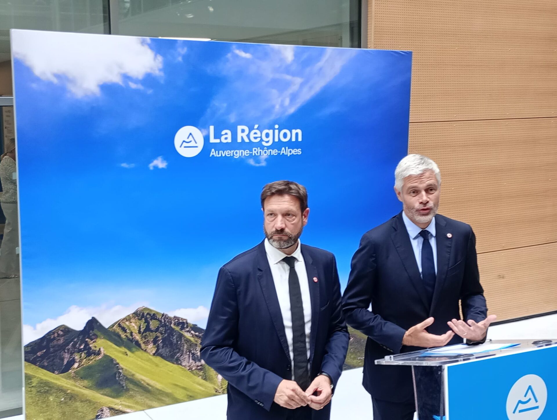 Fabrice Pannekoucke, président de la Région Aura, et Laurent Wauquiez, redevenu simple "conseiller spécial". La Région va devoir fournir la liste des invités au dîner des sommets. ©ED/Rue89Lyon