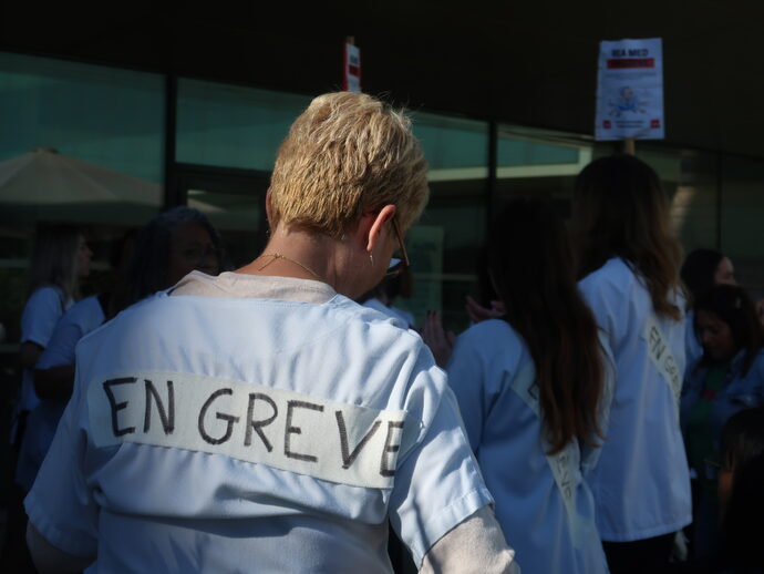 Les soignantes ont porté leurs revendications sur leur blouse blanche, ce qui leur permet de protester même en travaillant.