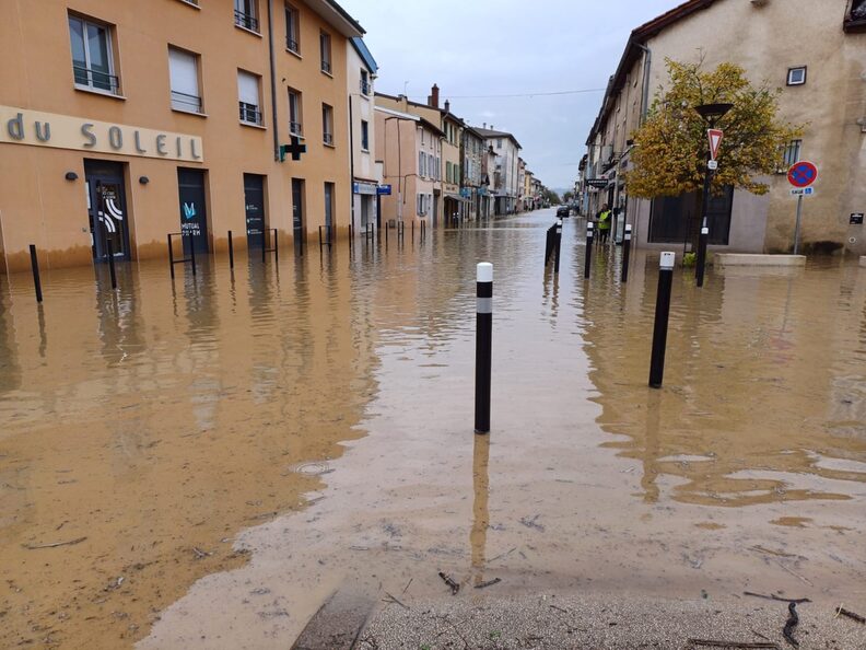 Les inondations dans le centre-ville de Brignais, près de Lyon, jeudi 17 octobre 2024. ©DR/Clara Bruyas