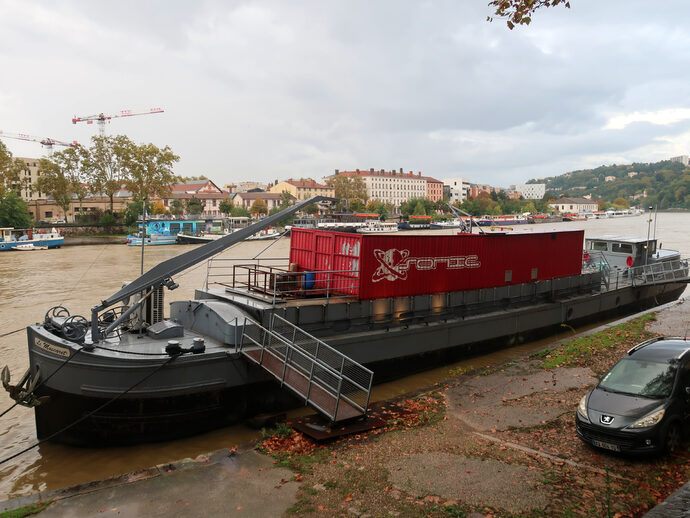 La péniche du Sonic, amarrée quai des Etroits (Lyon 5e) depuis une vingtaine d'années.