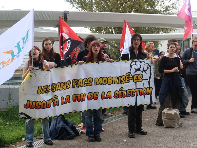 Le collectif sans-facs lors d'un rassemblement sur le campus de Bron de l'Université Lumière Lyon 2, mercredi 16 octobre. ©SG/Rue89Lyon