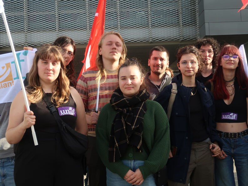 Fanny (au milieu), étudiante sans-fac, entourée des militants de l'Unef Tacle et du collectif. ©SG/Rue89Lyon