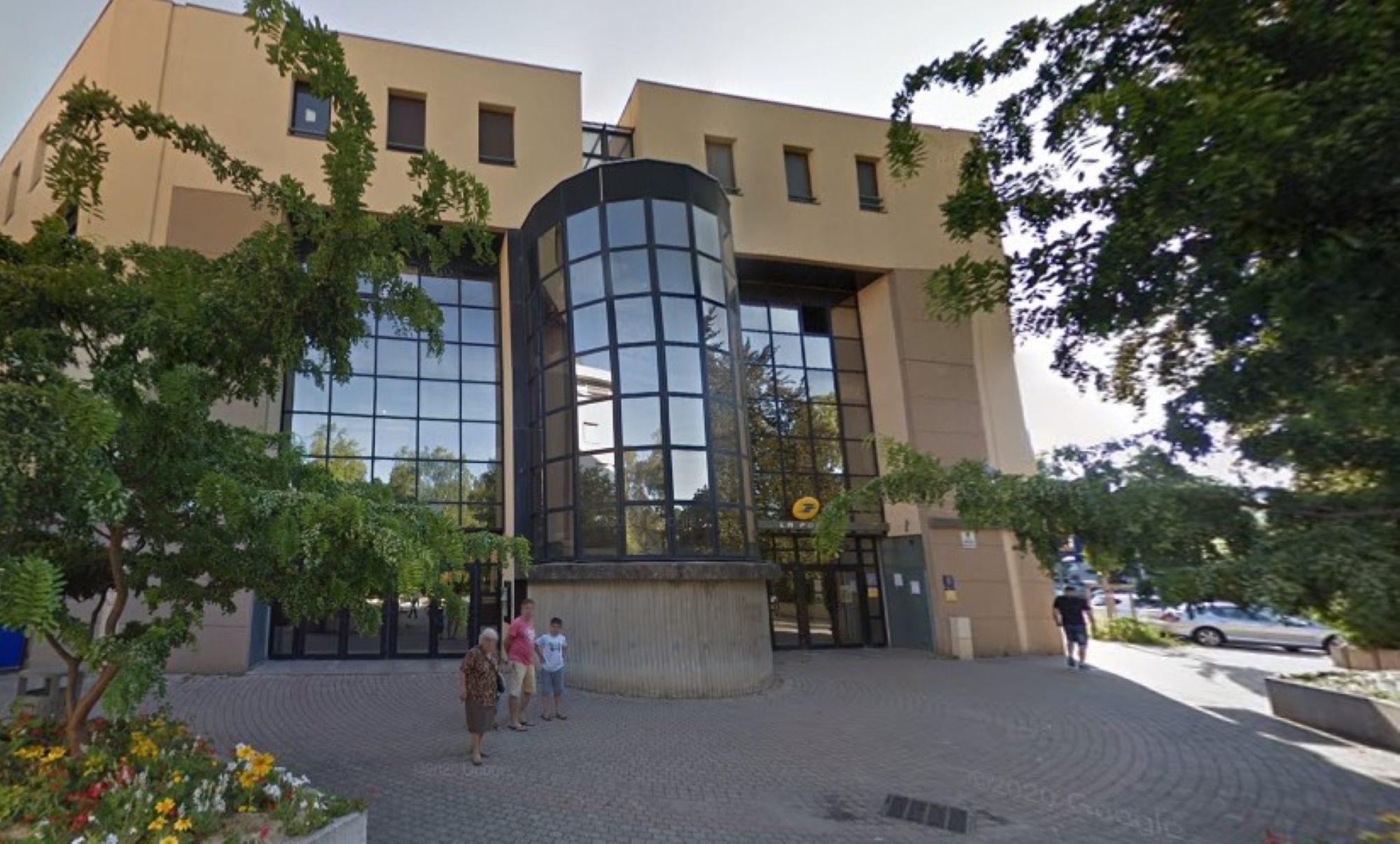 Le bâtiment du centre des finances publiques, situé place de la Paix à Vénissieux, va être en travaux pour au moins six mois.