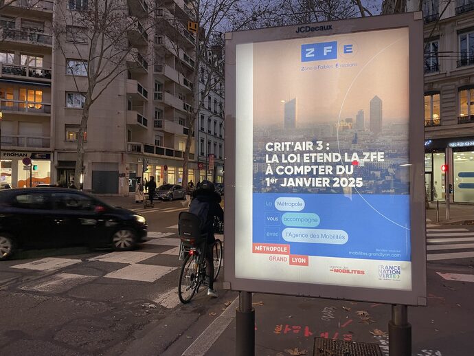 La Métropole de Lyon mène une campagne de communication autour de l'interdiction des Crit'Air 3 dans la ZFE au 1er janvier 2025. ©Marie Allenou/Rue89Lyon