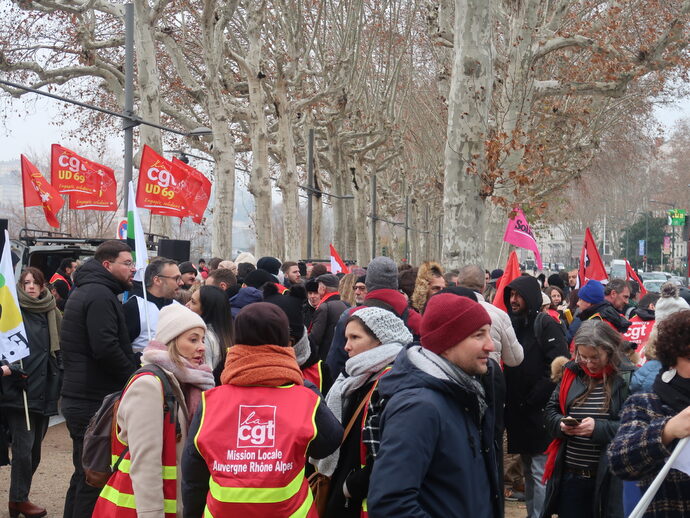 De nombreuses personnes ont répondu à l'appel au rassemblement de l'intersyndicale, ce jeudi 12 décembre devant la préfecture du Rhône à Lyon.