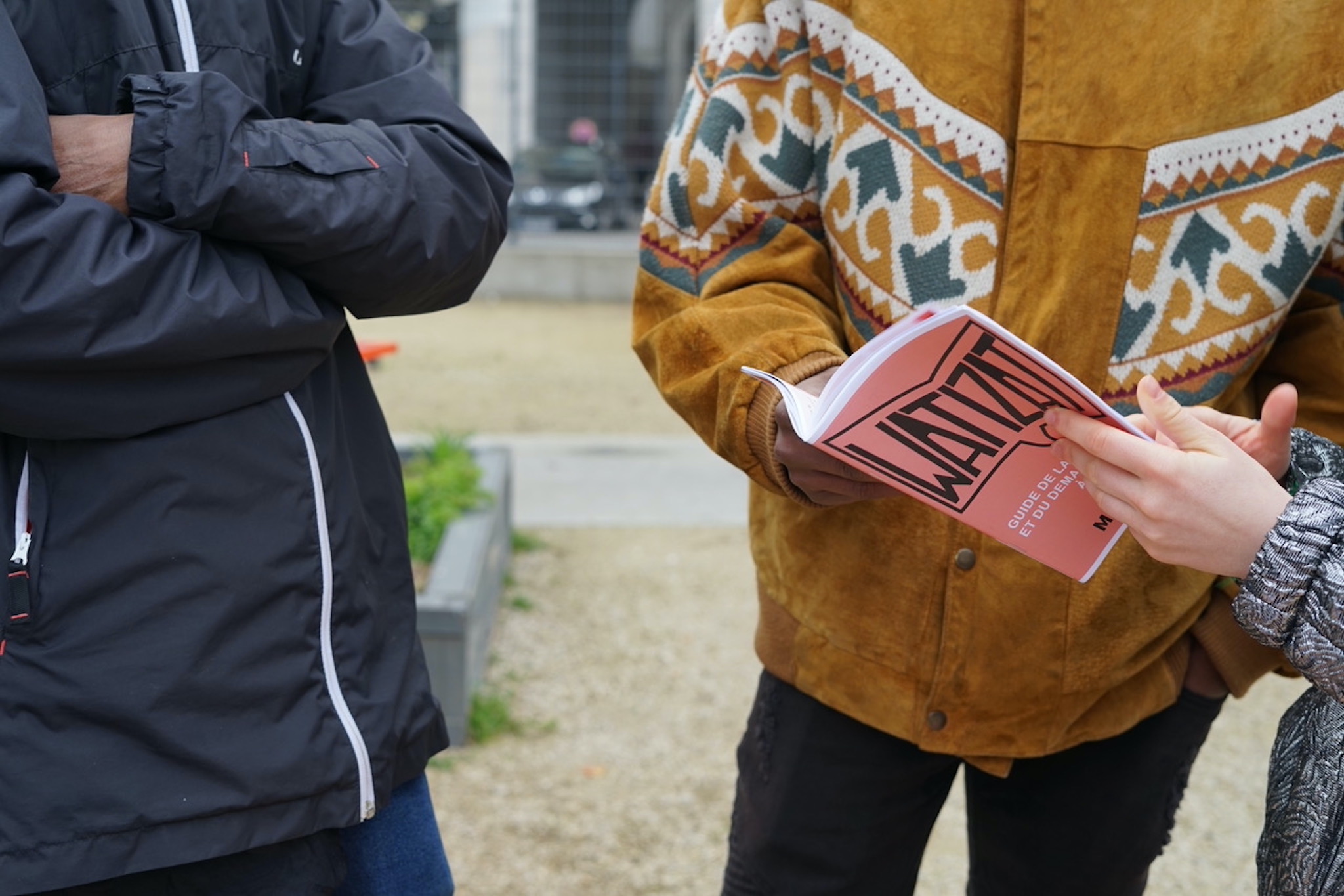 Les guides de Watizat Lyon permettent aux migrants arrivés dans la ville de savoir où se loger et comment accomplir leurs démarches. ©WatizatLyon