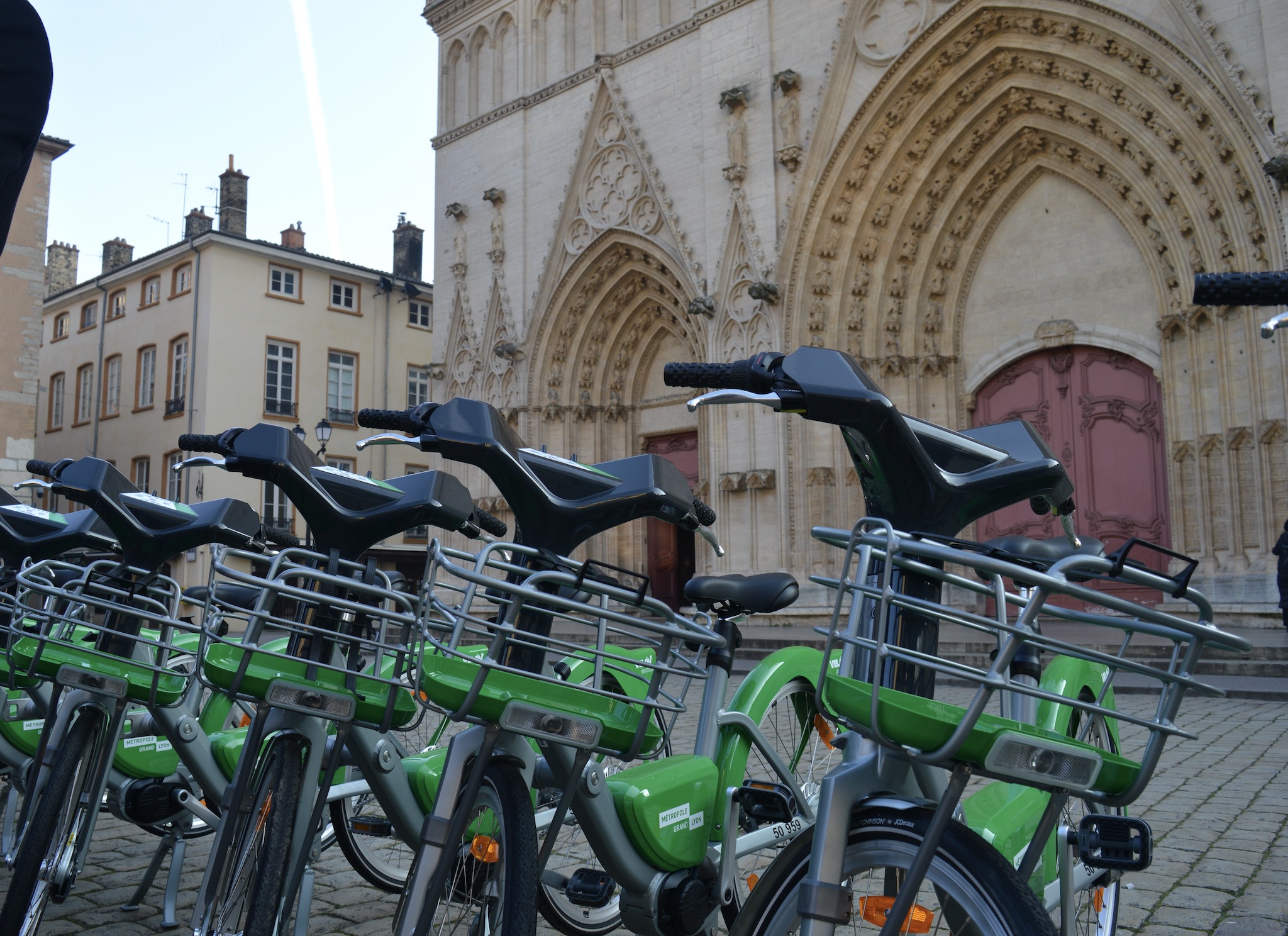 La presse lyonnaise a été invitée à tester les nouveaux Vélo'v électriques de la métropole, capables d'emprunter la montée du Chemin-Neuf et ses 12 % de pente. Photo EM/Rue89Lyon