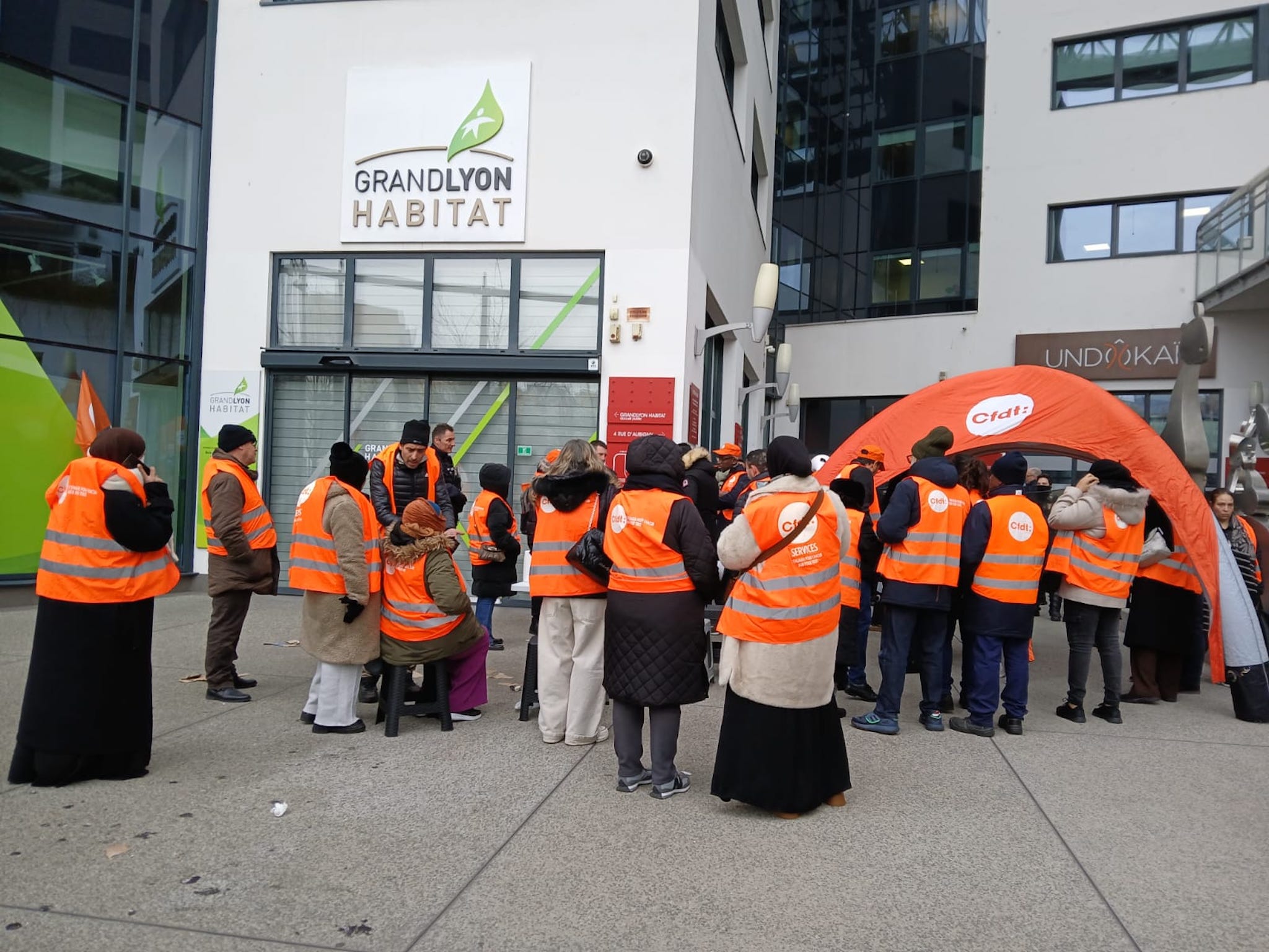 Une trentaine de militants CFDT s'était rassemblée devant le siège de Grand Lyon Habitat pour exiger la reprise des 11 salariés qui nettoyaient les lieux. Photo EM/Rue89Lyon.