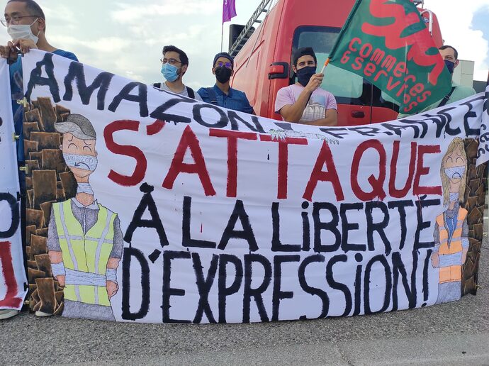 Banderole du syndicat Solidaires lors d'une manifestation en défense du salarié licencié par Amazon à Saint-Priest. ©DR/Solidaires69