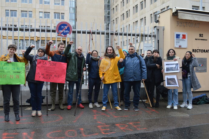 Les professeurs en grève du lycée Robert Doisneau de Vaulx-en-Velin ont décidé de se rassembler tous les jours devant le rectorat jusqu'à obtenir une audience.