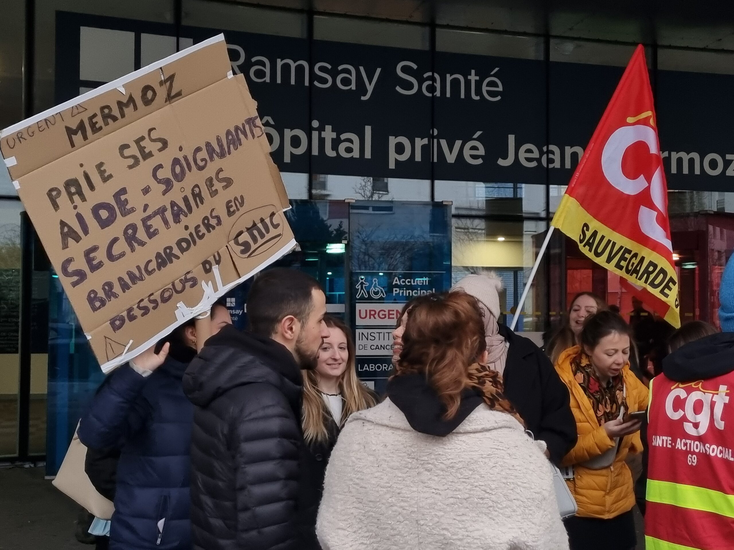 Lundi 10 février à 8 heures, le personnel des urgences s'est rassemblé devant les portes fermées du service pour afficher leurs revendications.