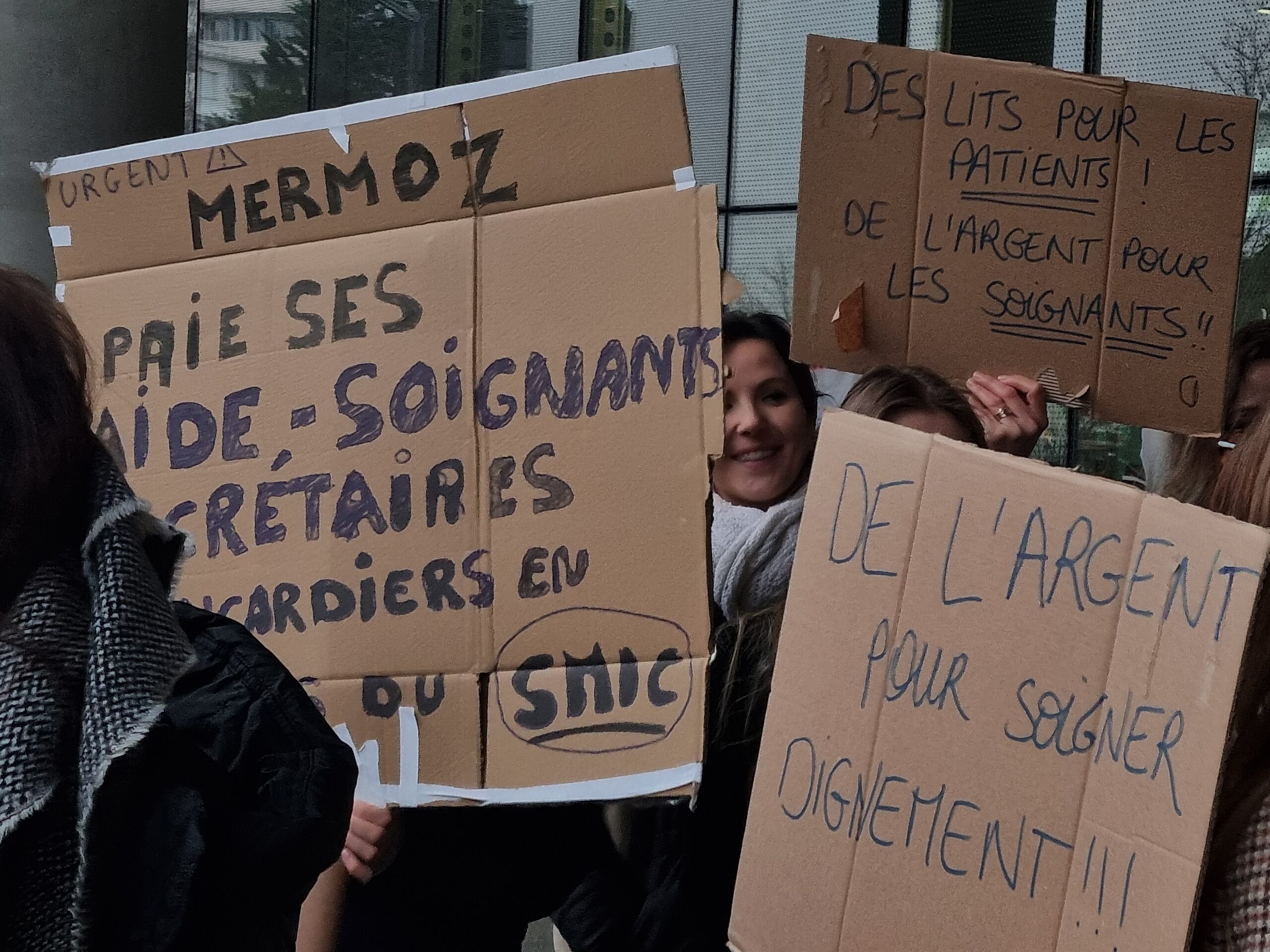 Lundi 10 février à 8 heures, le personnel des urgences s'est rassemblé devant les portes fermées du service pour afficher leurs revendications.