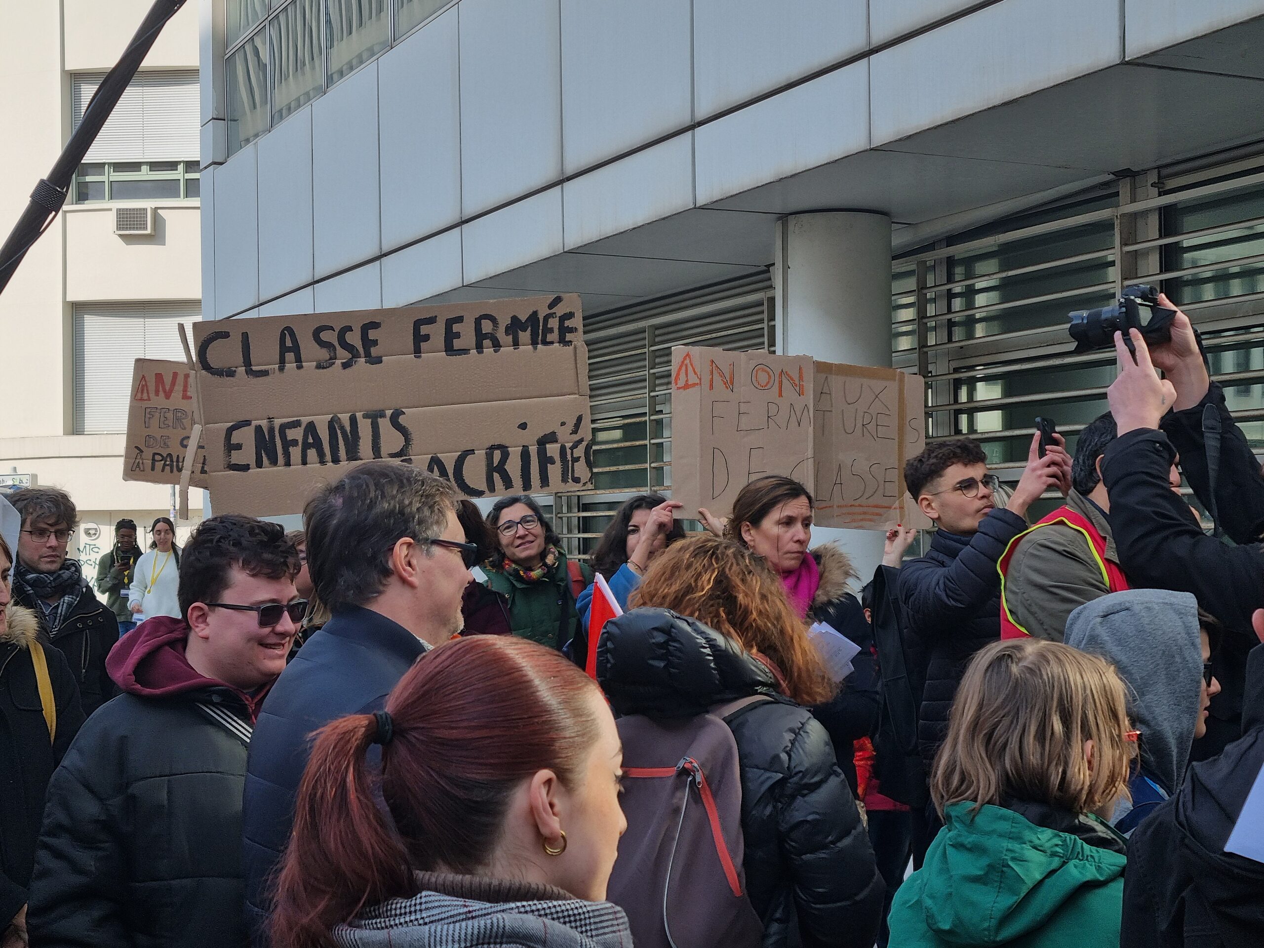 Mardi 18 février 2025, une centaine de professeurs des écoles en grève du Rhône se sont rassemblés devant le rectorat de l'Académie de Lyon.