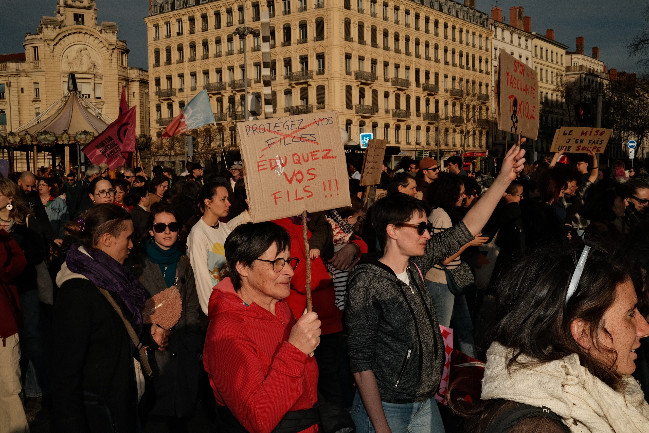 Selon la Préfecture de Lyon, cette manifestation a rassemblé plus de 9 300 personnes (AG)