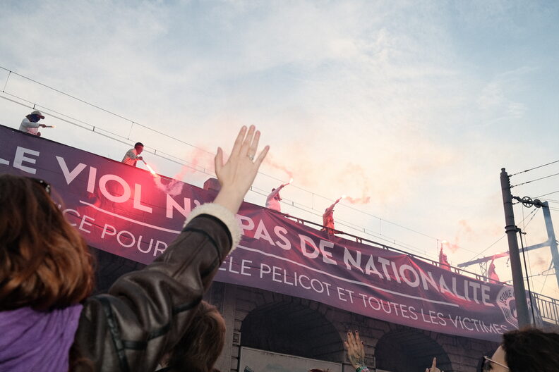 Les militants de la Jeune Garde déplient une banderole au niveau de la gare de Lyon-Jean-Macé (AG)